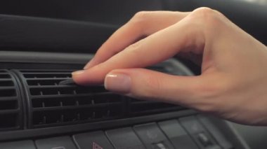 Araba sürücüsünün sıcak hava kullanarak ellerini ısıttığı yakın plan.,