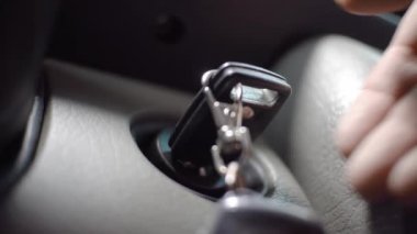 sürücü kontak anahtarını kontak kilidine yerleştirir, çevirir ve motoru çalıştırır,