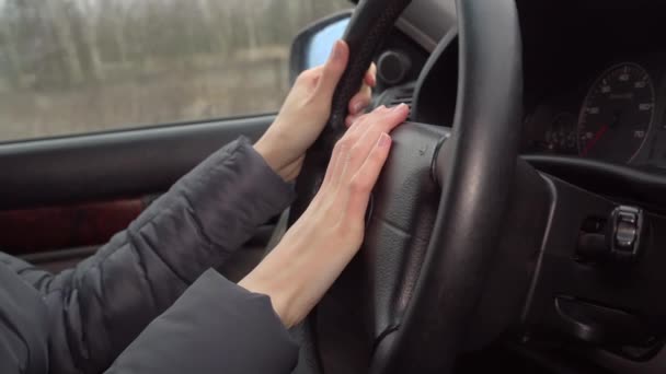 Fechar a mão empurrando chifre no volante durante a condução. — Vídeo de Stock