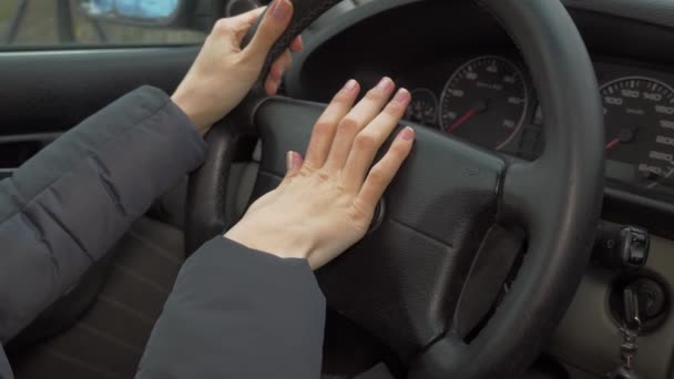 Fechar a mão empurrando chifre no volante durante a condução. — Vídeo de Stock