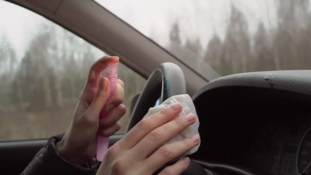 Mujer desinfecta volante con servilleta y spray antiséptico — Vídeos de Stock