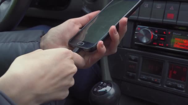 Ta telefonen USB-laddare från bilen cigarett tändstift — Stockvideo