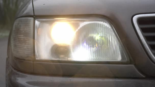 Primer plano de los faros blancos en un coche. luces de marcha. — Vídeos de Stock