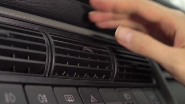 暖かい空気を使って車の中で手を暖める車の運転手のクローズアップ, — ストック動画