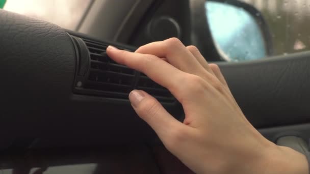 Detailní záběr řidiče auta zahřívá ruce v autě pomocí teplého vzduchu, — Stock video
