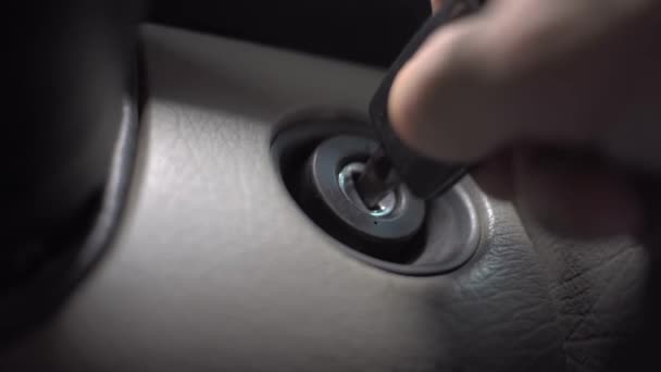 Fahrer steckt Zündschlüssel ins Zündschloss, dreht es und startet Motor, — Stockvideo