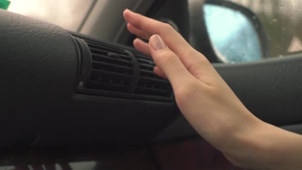 Primer plano del conductor del coche calentando sus manos en el coche usando aire caliente, — Vídeos de Stock