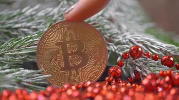 Bitcoin-Währung Gold. Festliche Atmosphäre. Bunte Lichter — Stockvideo