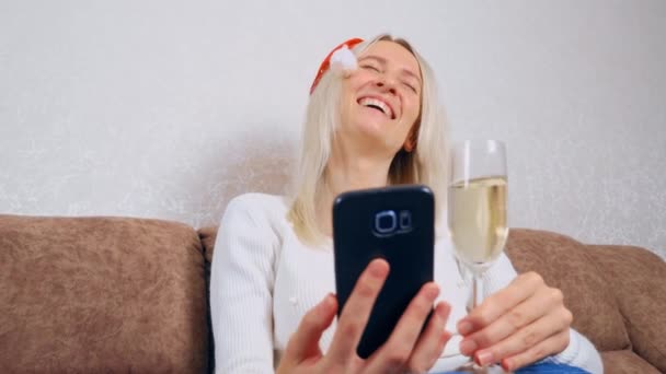 Sarışın, Noel 'de akrabaları ya da arkadaşlarıyla dizüstü bilgisayarla iletişim kurar.. — Stok video