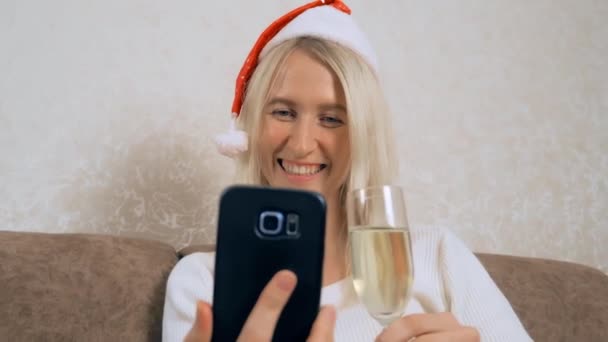 Die Blondine kommuniziert zu Weihnachten per Laptop mit Verwandten oder Freunden. — Stockvideo