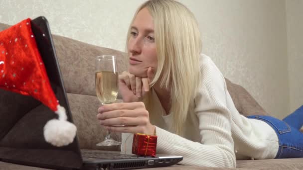 Die Blondine kommuniziert per Laptop mit Verwandten oder Freunden. — Stockvideo