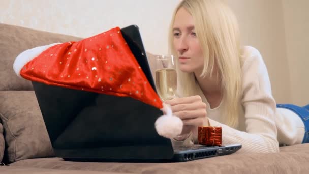 Die Blondine kommuniziert per Laptop mit Verwandten oder Freunden. — Stockvideo