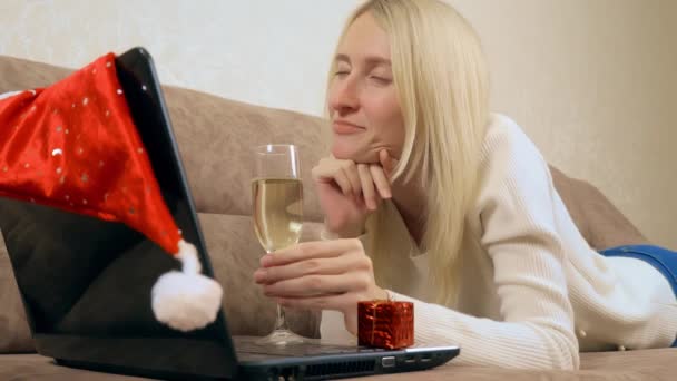 Блондинка общается через ноутбук с родственниками или друзьями. — стоковое видео