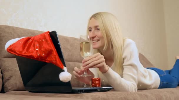 Die Blondine kommuniziert per Laptop mit Verwandten oder Freunden. — Stockvideo