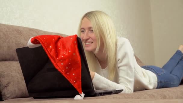 Frau liegt auf Couch und kommuniziert mit Laptop, mit Verwandten. — Stockvideo