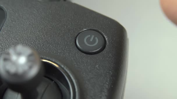 Kliknij przycisk włączania, aby wyłączyć zasilanie na zdalnych dronach. — Wideo stockowe