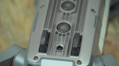 Drone 'un sensörlerini pamuklu bezle temizliyorum..