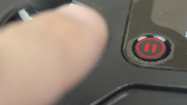Κάντε κλικ στο κουμπί "" παύση "" στο τηλεχειριζόμενο drone. — Αρχείο Βίντεο
