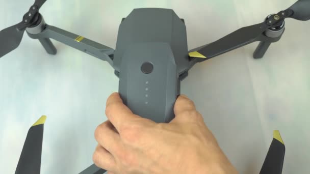 Baterie pro dron s tlačítkem a blikajícími zelenými kontrolkami, detailní záběr — Stock video
