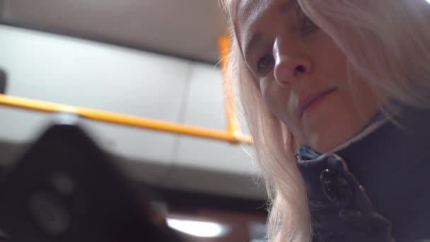 Mädchen in öffentlichen Verkehrsmitteln chatten und korrespondieren mit ihrem Smartphone — Stockvideo