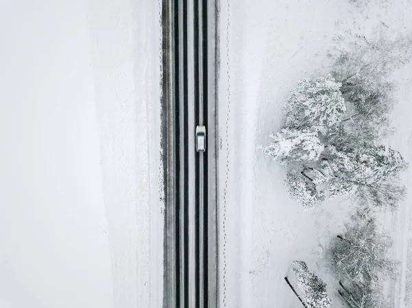 Karlı Bir Kış Gününde Tek Bir Bulanık Araba Hareket Halindeki — Stok fotoğraf
