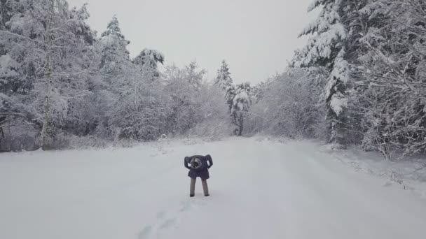 Gondtalan fiatal nő ugrik vissza a hóviharba — Stock videók