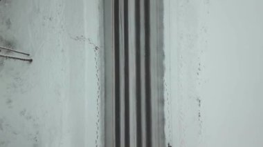 Drone 'un kamerası aşağıya bakıyor, karla kaplı kış yolu..