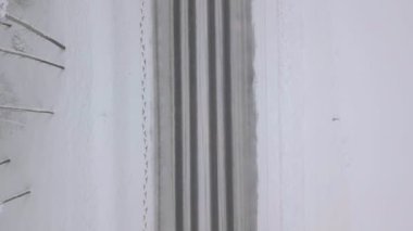 Drone 'un kamerası aşağıya bakıyor, karla kaplı kış yolu..