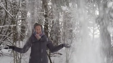 Ormandaki bir kadının üzerine çok fazla kar yağar. Mutludur..