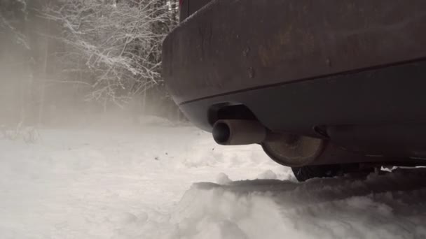 Vastag fehér füst a kipufogócsőből a motor beindításakor — Stock videók