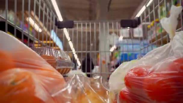 Câmera em carrinhos de compras no supermercado. Movimento na loja. — Vídeo de Stock