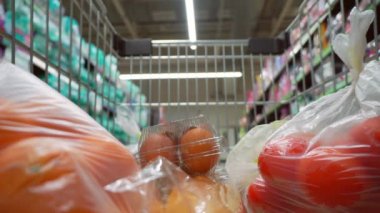 Süpermarkette alışveriş arabalarındaki kameralar. Dükkanda hareket var..