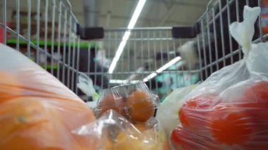 Süpermarkette alışveriş arabalarındaki kameralar. Dükkanda hareket var..