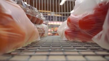 Süpermarkette alışveriş arabalarındaki kameralar. Dükkanda hareket var..