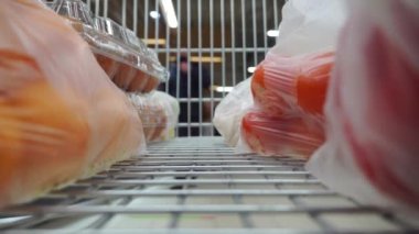 Süpermarkette alışveriş arabalarındaki kameralar. Dükkanda hareket var..