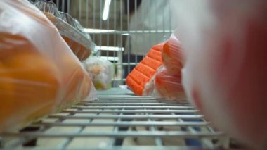Süpermarkette alışveriş arabalarındaki kameralar. Dükkanda hareket var..