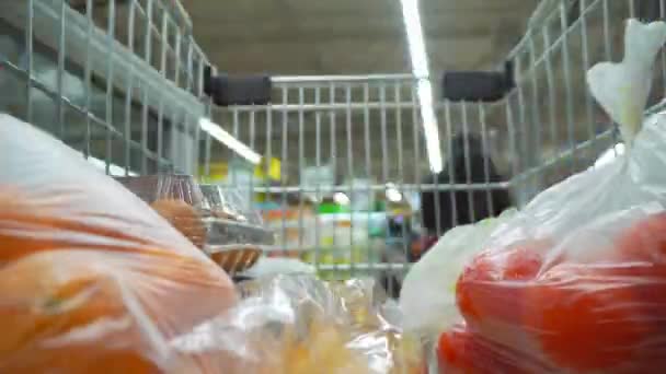 Macchina fotografica nei carrelli della spesa nel supermercato. Movimento nel negozio. — Video Stock
