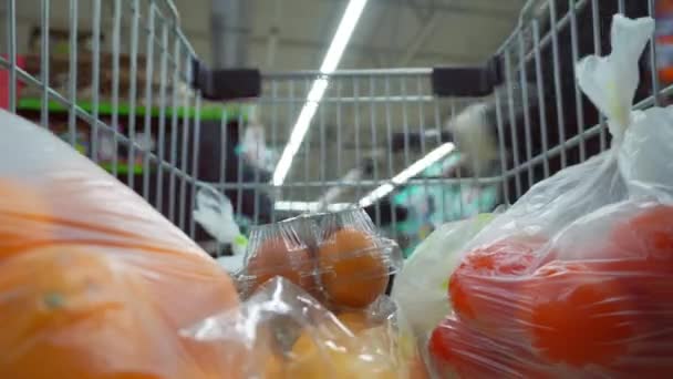 Macchina fotografica nei carrelli della spesa nel supermercato. Movimento nel negozio. — Video Stock