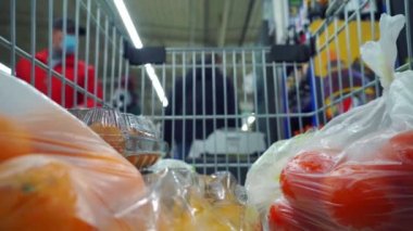 Süpermarkette alışveriş arabalarındaki kameralar. Dükkanda hareket var..