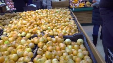 Süpermarkette sebze ve meyveler tezgahın üzerinde. Soğan ve havuç.,