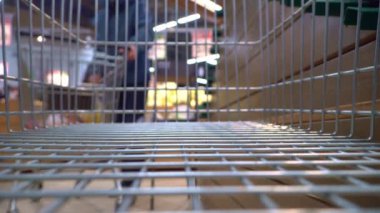 Süpermarkette alışveriş arabalarındaki kameralar. Dükkanda hareket var..