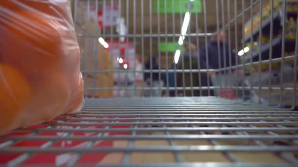 Kamera im Einkaufswagen im Supermarkt. Bewegung im Geschäft. — Stockvideo