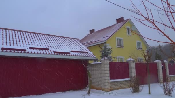 La façade du chalet en hiver, de fortes chutes de neige par temps nuageux. — Video