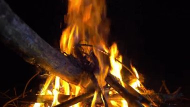 Geceleri büyük bir şenlik ateşi yanıyor. Dalların şenlik ateşi doğada yanar..