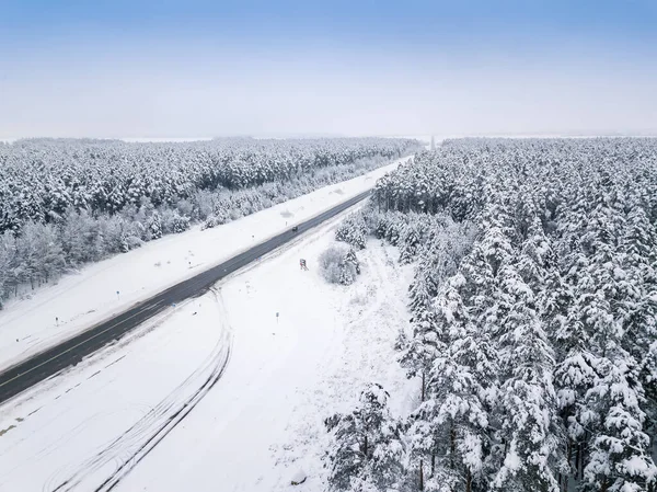 Drone Vista Camino Pavimentado Bosque Invierno Nevado Condiciones Viales Invierno — Foto de Stock