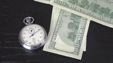 Dolar ve kronometre. İş dünyası zaman kaybı ve başarısız yatırımlar kavramı