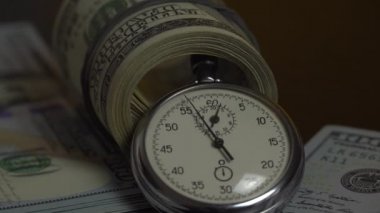 Dolar ve kronometre. İş dünyası zaman kaybı ve başarısız yatırımlar kavramı