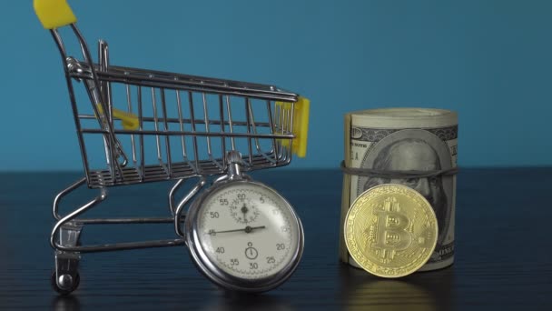 Bitcoin BTC s stopkami leží na dolarových bankovkách. nákupní košík — Stock video