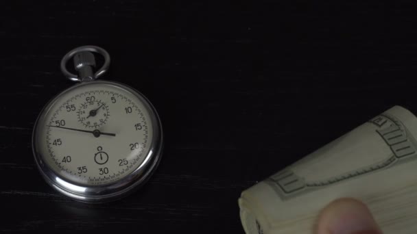 Dólares e cronómetro. Conceito de negócio de tempo perdido e investimentos falhados — Vídeo de Stock
