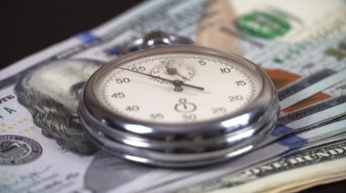 Dolar ve kronometre. İş dünyası zaman kaybı ve başarısız yatırımlar kavramı